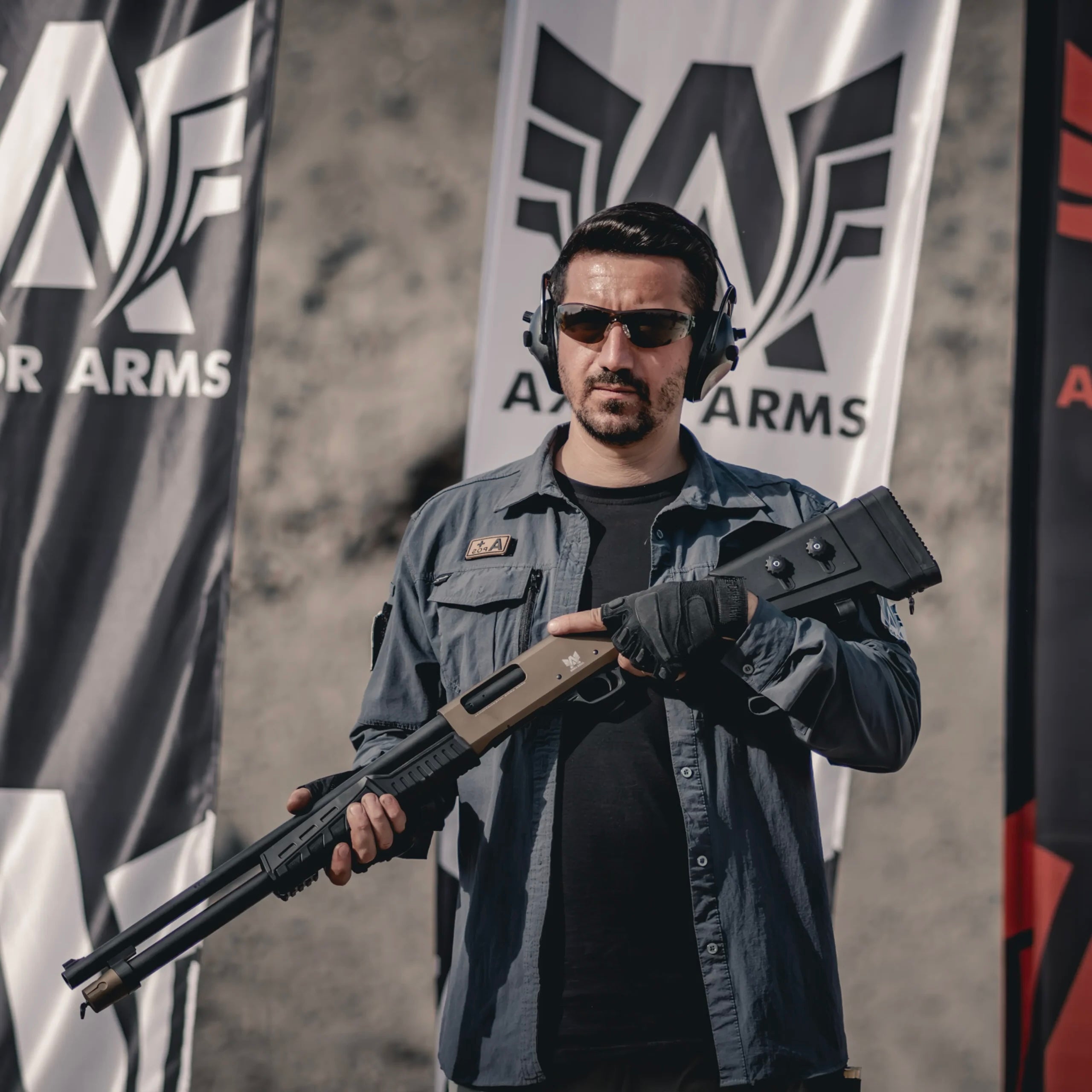 Cartuchos de caza rojos calibre 12 para escopeta sobre fondo de madera.  14142116 Foto de stock en Vecteezy, image size:2560x2560